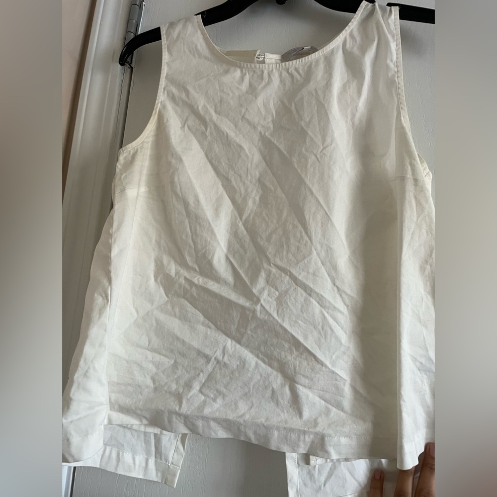 It had 3 layers in the back exposing the cross tie